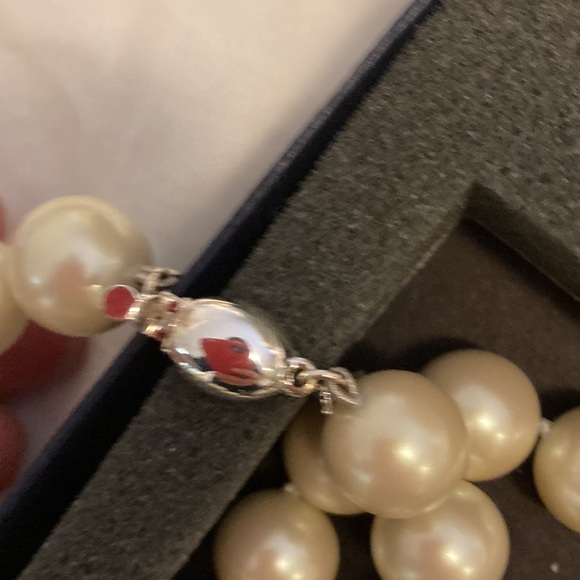 Brooks Brothers , new costume jewelry pearl necklace in cream - Picture 3 of 3